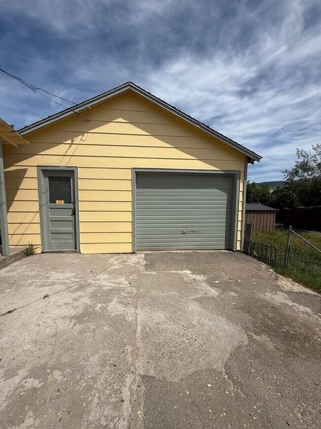 Building Photo - 2 Bedroom 1 Bath-Home