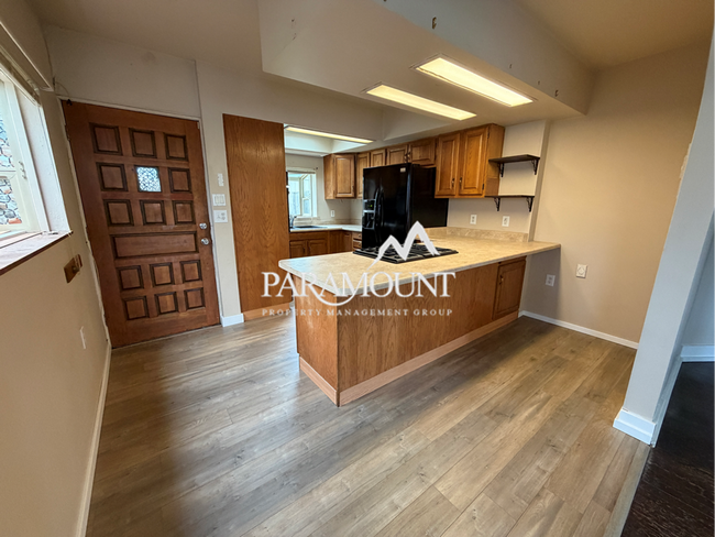 Building Photo - 3 Bedroom with Detached Garage and Office!