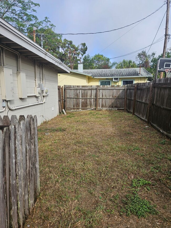 Building Photo - 2 Bedroom Unit in St Pete