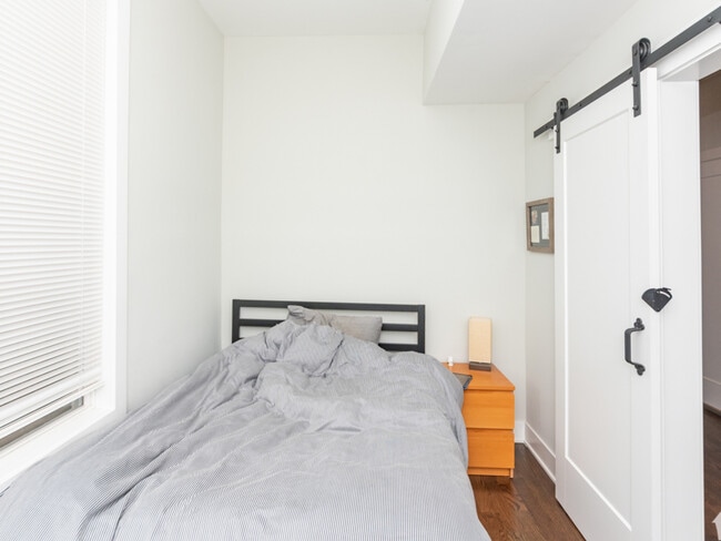 Building Photo - 2145 W Webster Ave