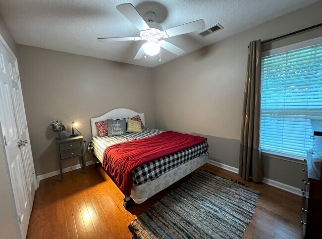 Building Photo - Short Term Rental Now Available!!