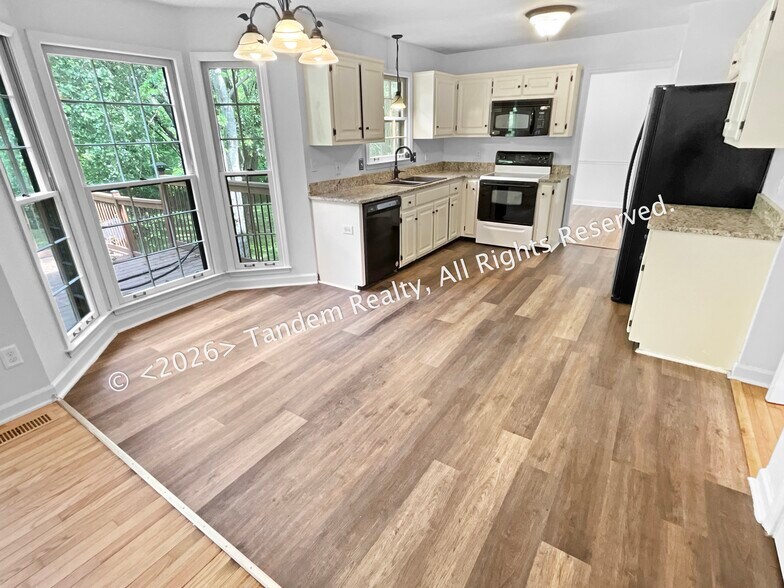 Building Photo - 309 Oakcrest Ct