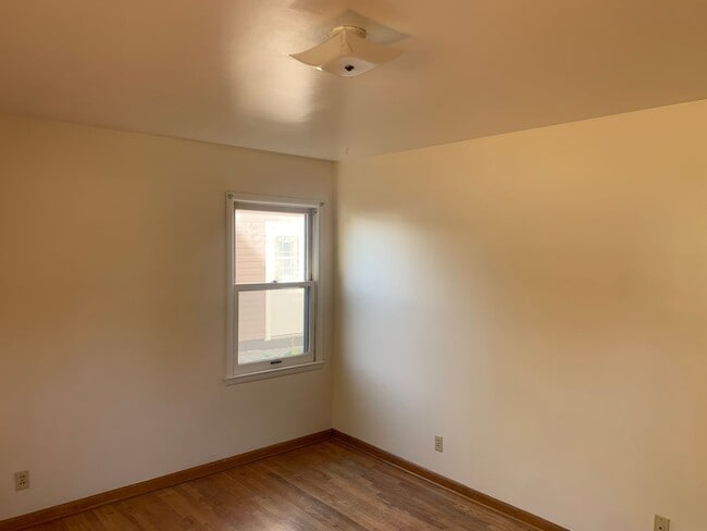 Building Photo - 3 bedroom, 1.5 Bath Home located near Skyv...