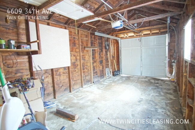 Building Photo - 4609 S 34th Ave
