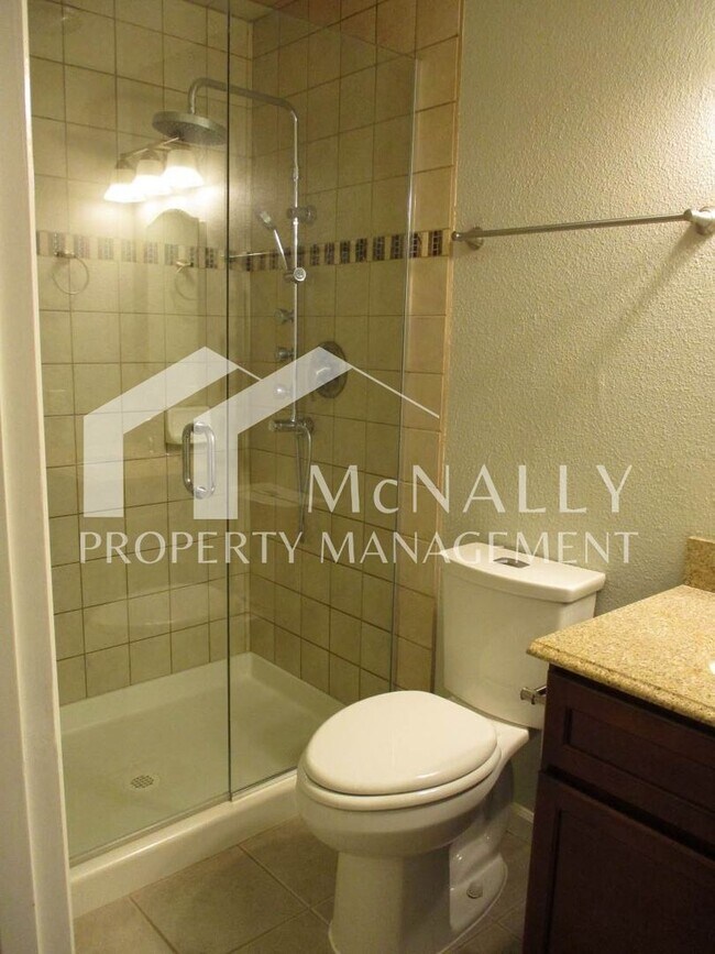 Building Photo - Spacious 3 Bedroom, 2.75 Bathroom Condo in Gig Harbor
