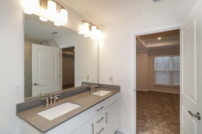 Building Photo - 2 Bedroom / 2.5 Bathroom Townhouse in Concord