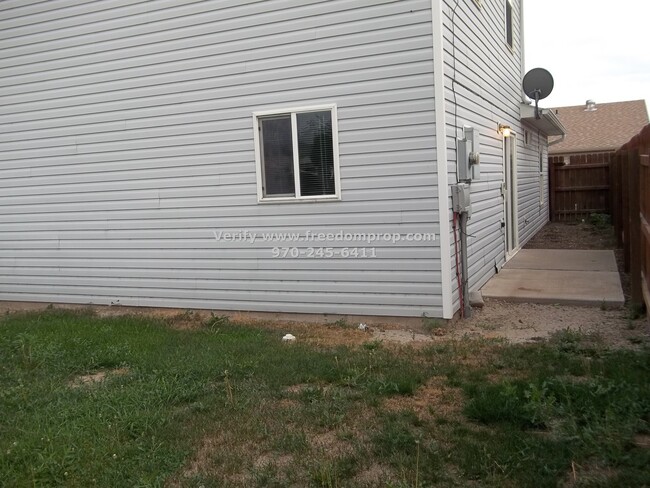 Building Photo - Three Bedroom Home with primary bedroom on...