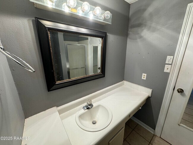 Building Photo - 107 Village Ln