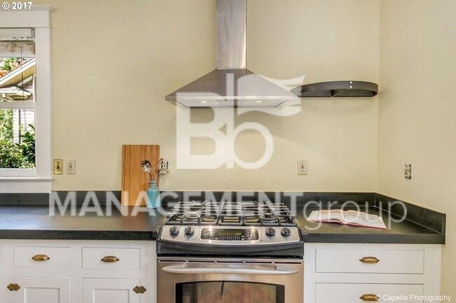 Building Photo - Johns Landing - Charming Home Near Downtown Portland. Large Gourmet Kitchen!