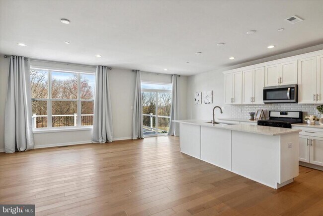 Building Photo - 15 Tamarack Cir