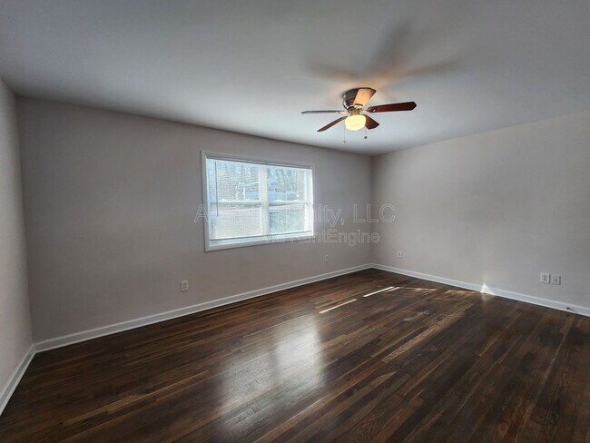 Building Photo - 1651 Line Cir