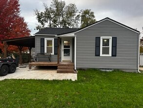 Building Photo - 5727 Saylor St