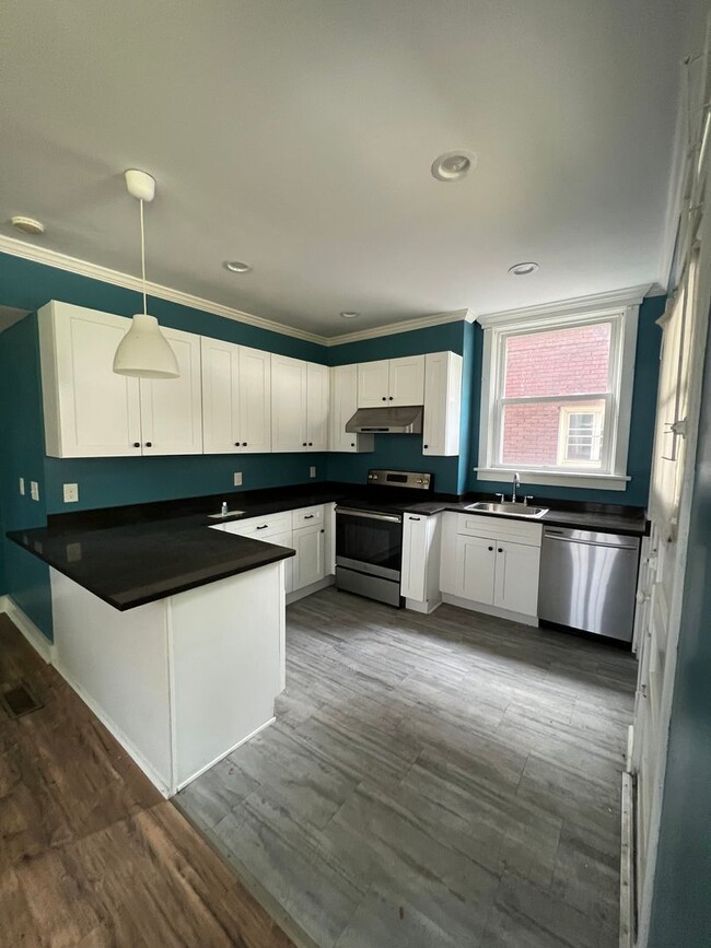 Building Photo - Stunning Remodeled 5 Bed, 2 Bath House Ava...