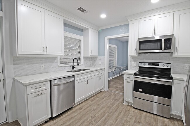 Building Photo - 7509 Elm St