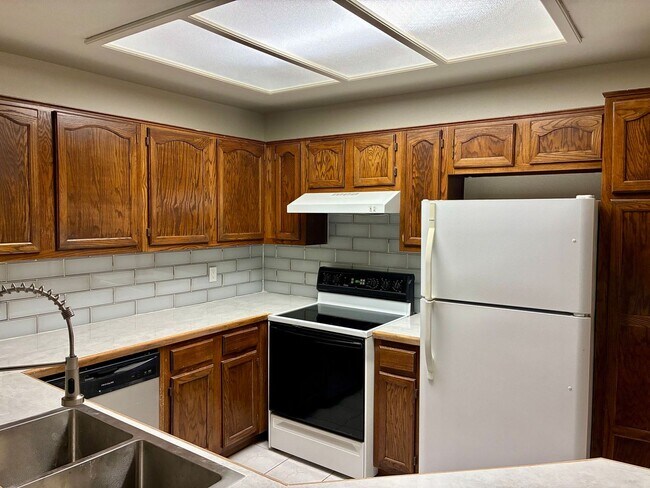 Building Photo - 1ST FULL MONTHS RENT FREE!!! AFFORDABLE UNIT IN NORTH PHOENIX!!!