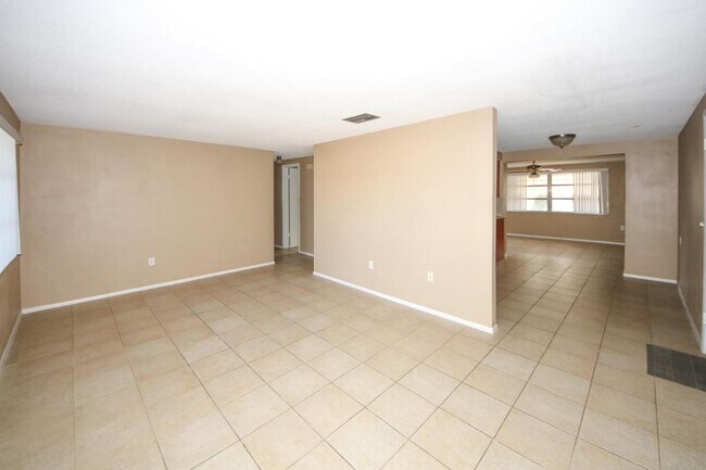 Building Photo - 10824 Queens Rd