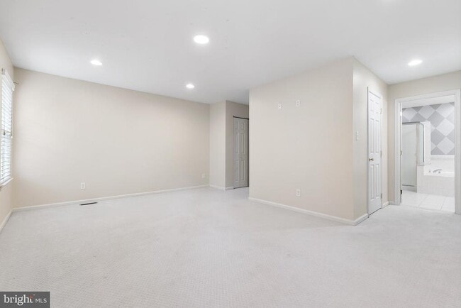 Building Photo - 271 Yorktown Ct