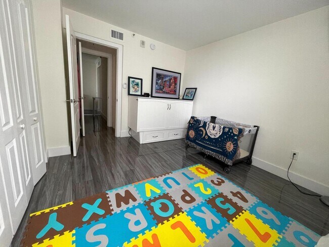 Building Photo - 2457 Collins Ave