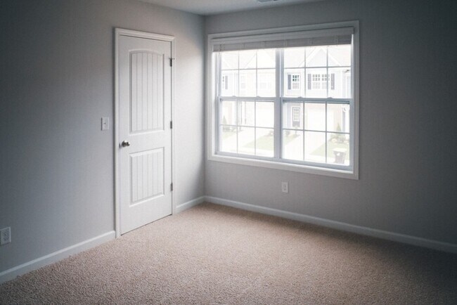 Building Photo - 4 Bed/ 3 Bath Townhome with Immediate Occupancy!