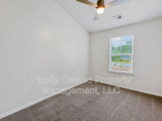 Building Photo - 133 Wild Holly Dr