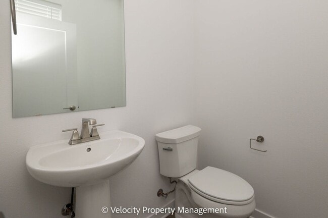 Building Photo - 3 Bedroom Townhome close to Hospital!