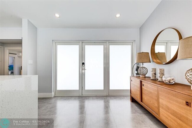 Building Photo - 1704 SW 4th Ct