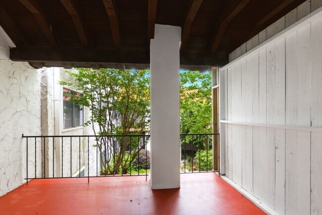 Building Photo - 2744 Briarhurst Dr