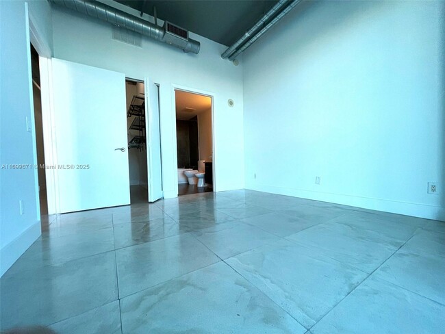 Building Photo - 3029 NE 188th St