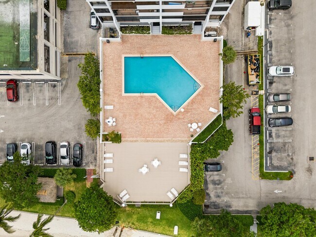 Building Photo - 5600 N Flagler Dr