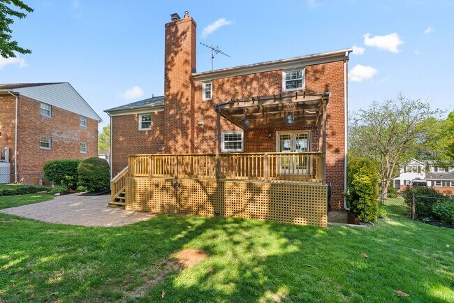 Building Photo - 3 Bed 2.5 Bath - Bethesda Split Level Single Family - Move In Ready