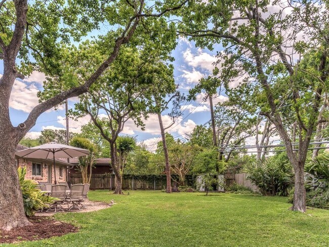 Building Photo - 9806 Cliffwood Dr