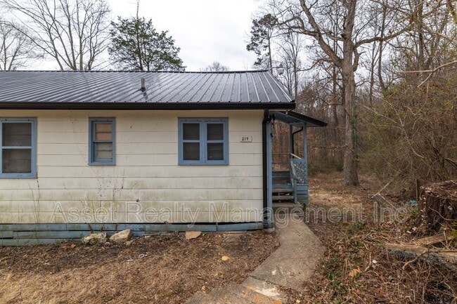 Building Photo - 219 Highland Ave