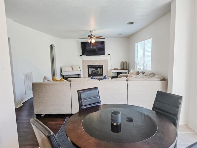 Building Photo - 32347 Hunter Park Ct