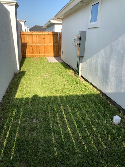 Building Photo - 706 W Carmel Ave