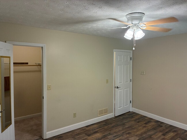 Building Photo - Room in House on Karl Ct