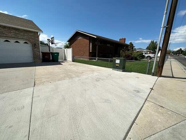Building Photo - 735 N 1200 E