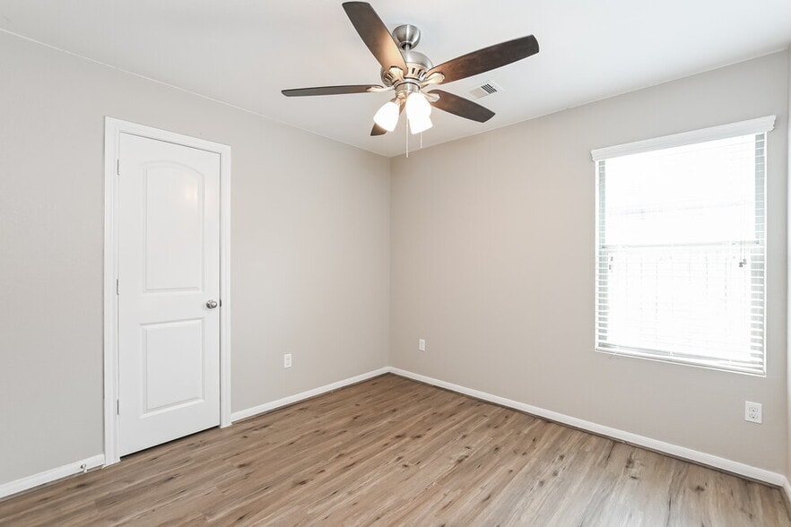 Building Photo - 376 Henry St