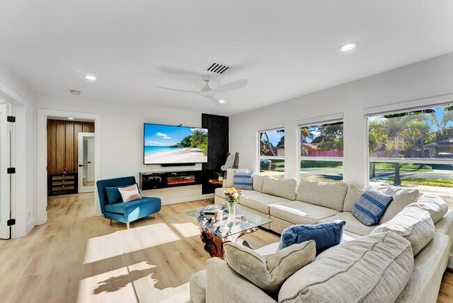 Building Photo - 707 W Boulevard Chatelaine