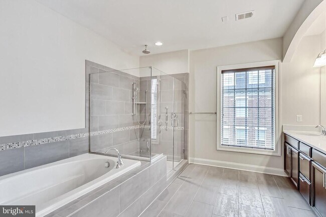 Building Photo - 605 Fair Winds Way