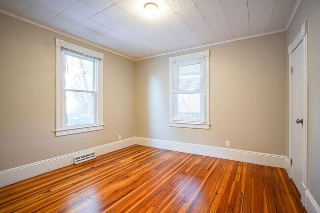 Building Photo - 10-12 River Street