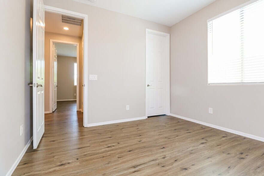 Building Photo - 6114 S 30th Ln