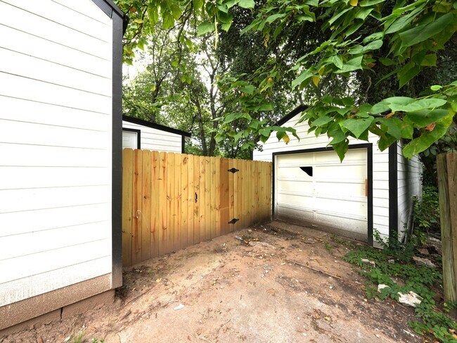 Building Photo - Tulsa 2 Bedroom Gem! Available for immedia...