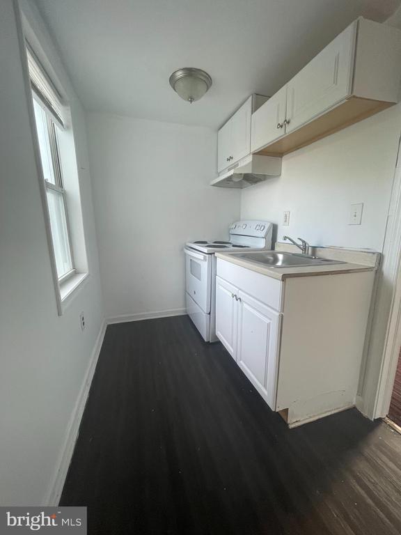 Building Photo - 7909 Oxford Ave