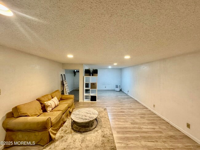 Building Photo - 113 Richmond Ct N