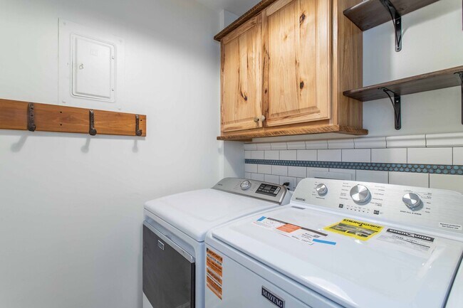 Building Photo - Close to Hike/Bike Path