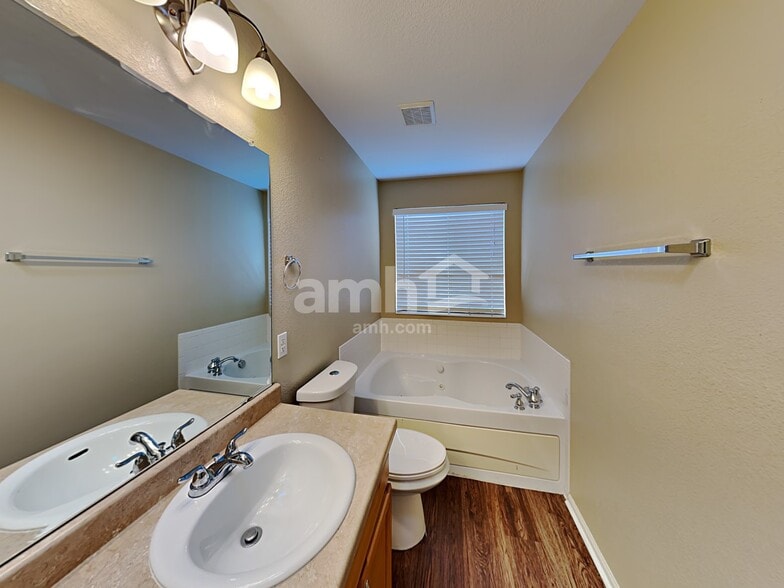 Building Photo - 5525 Kittredge St