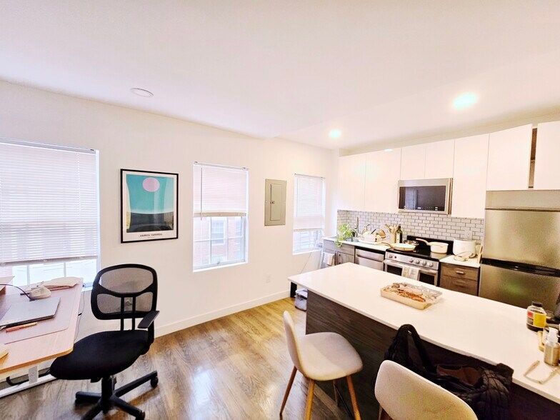 Building Photo - 61 Joy St