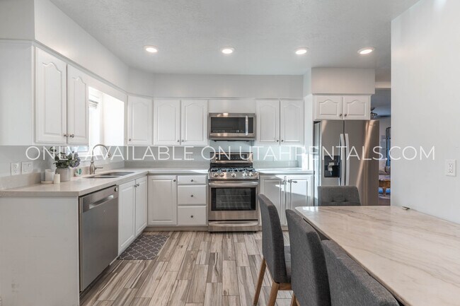 Building Photo - 976 Briar Ave