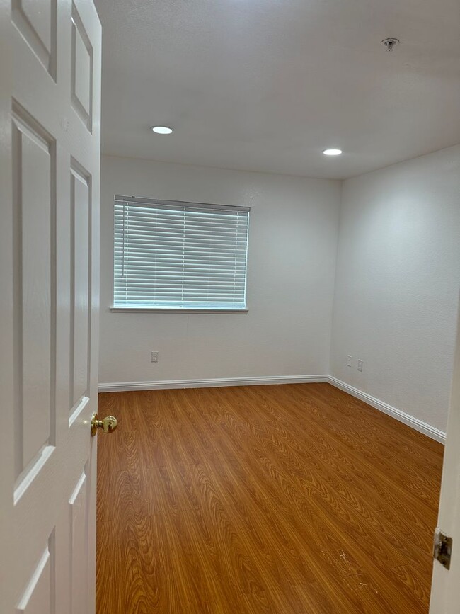 Building Photo - Stunning 3 Bed 3 Bath Duplex in Placentia with Open Floor Plan and Vaulted Ceilings.