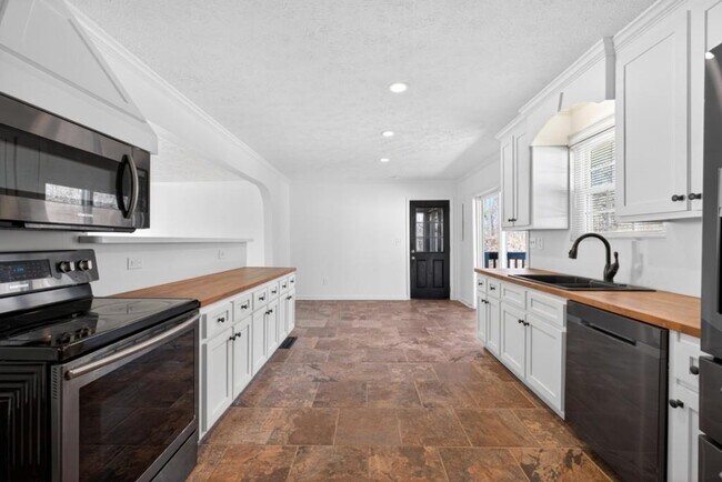 Building Photo - 5143 Ponderosa Farm Rd